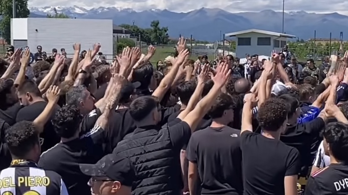 Esplode la rabbia dopo il ko con la Fiorentina: fischi e contestazione dei tifosi della Juve all'esterno dello Stadium - VIDEO 36 Tifosi Juve