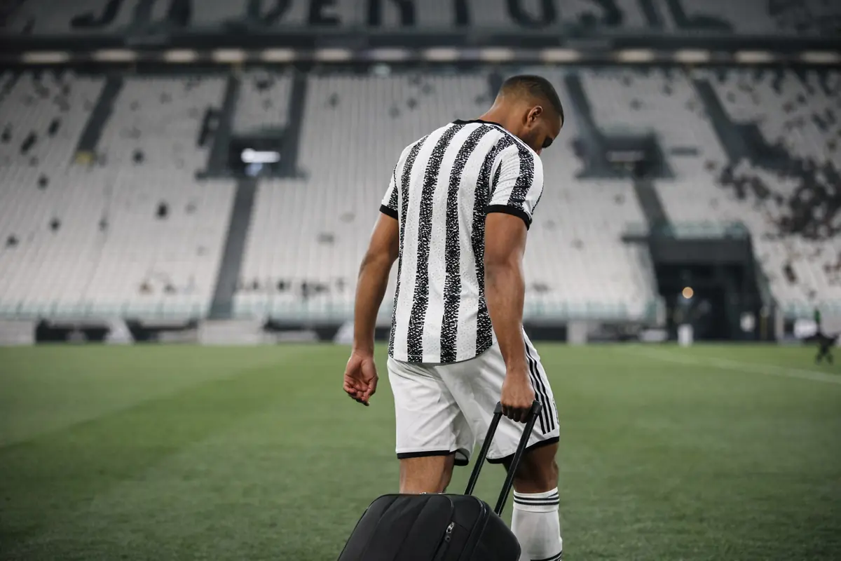 Bremer con la valigia in mano mentre esce a testa bassa dallo Juventus Stadium