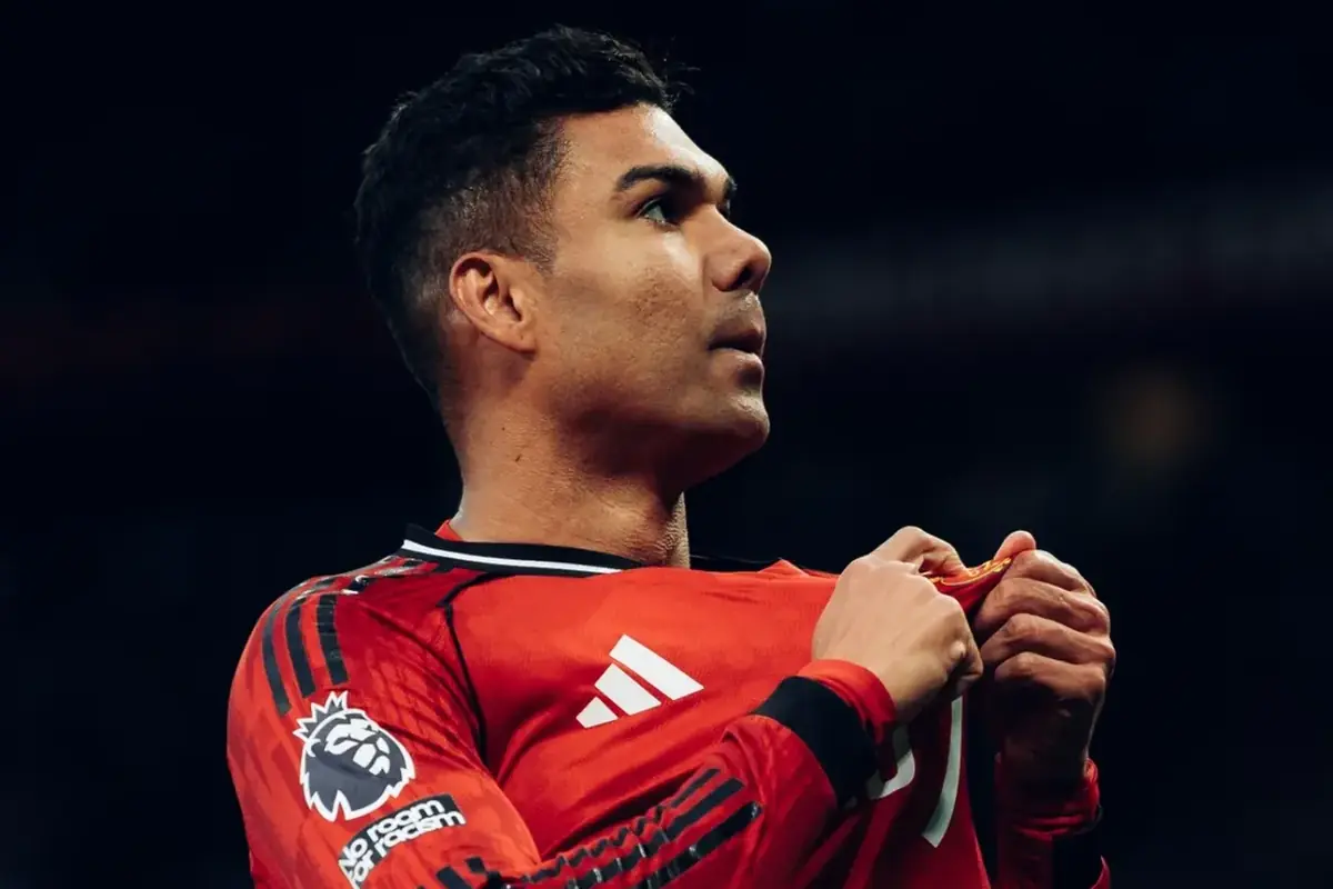 Casemiro mostra lo stemma dello United