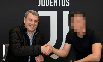 Comolli stringe la mano ad un calciatore col volto pixellato, immagine creata con intelligenza artificiale