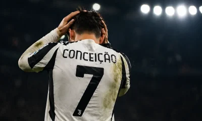 Conceicao di spalle con la maglia della Juventus e le mani sulla testa