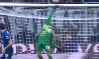 Di Gregorio, portiere della Juve, impegnato durante una partita