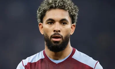 Douglas Luiz con la maglia dell'Aston Villa durante la partita