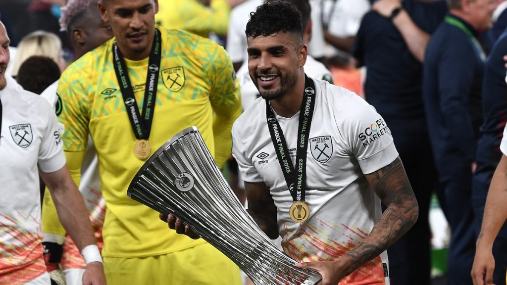 Emerson Palmieri con la Conference League in mano