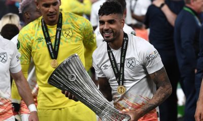 Emerson Palmieri con la Conference League in mano