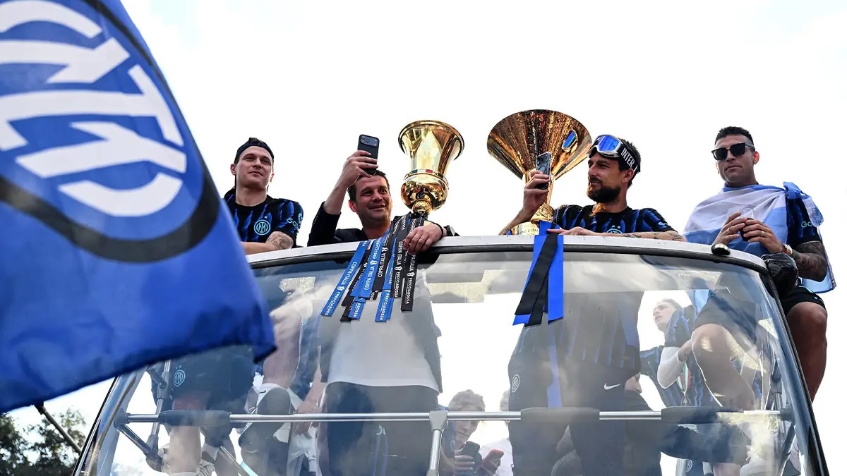 Festa Scudetto Inter, la Procura FIGC apre un fascicolo: nel mirino Thuram e gli striscioni anti-Milan. I dettagli 36 festa scudetto inter