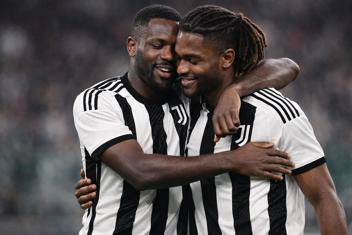 Fratelli Thuram insieme, la mossa di papà Lilian: la Juve ha detto sì 36 Khephren e Marcus Thuram si abbracciano con la maglia bianconera