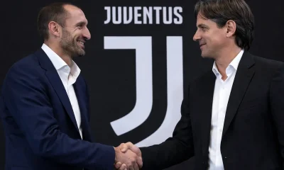 Stretta di mano tra Chiellini e Simone Inzaghi, allenatore dell'Al Hilal
