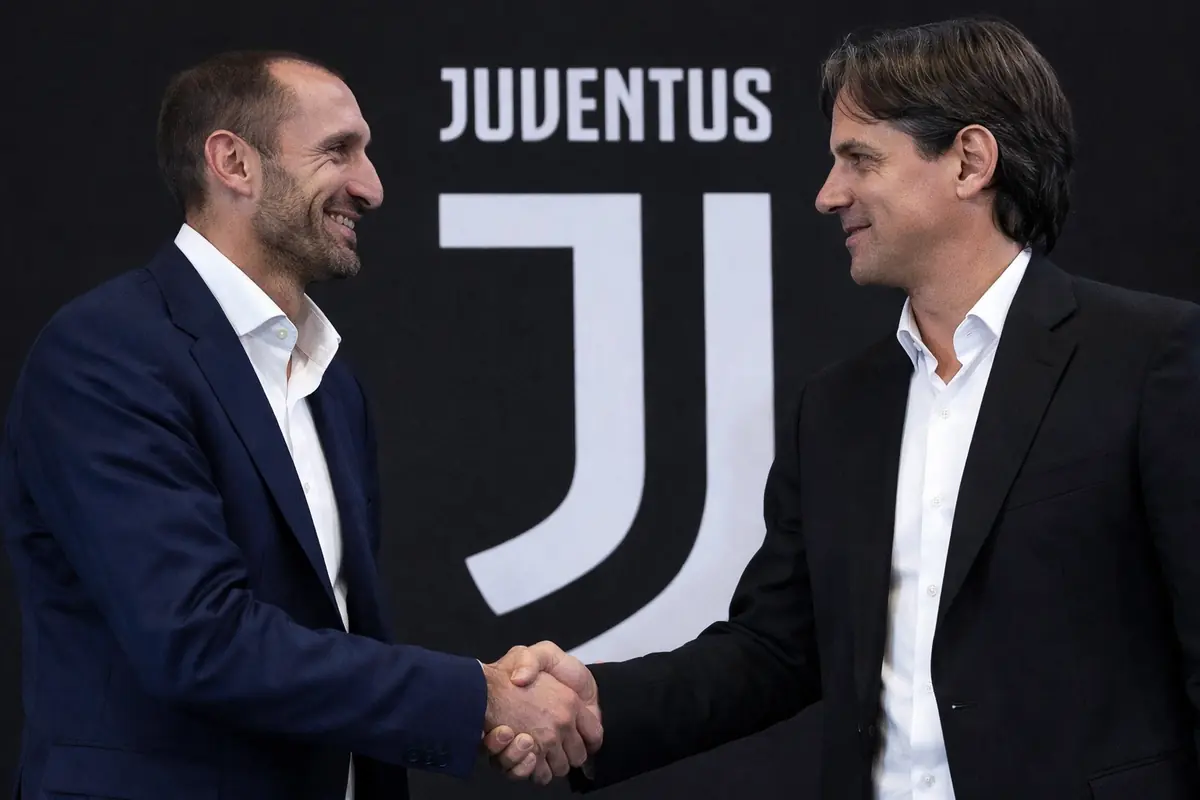 Accordo raggiunto, lascia il suo club: bomber 'arabo' per la Juventus 36 Stretta di mano tra Chiellini e Simone Inzaghi, allenatore dell'Al Hilal