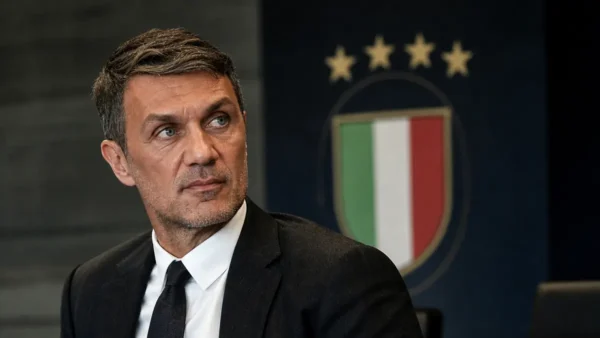 Paolo Maldini con dietro lo stemma dell'Italia