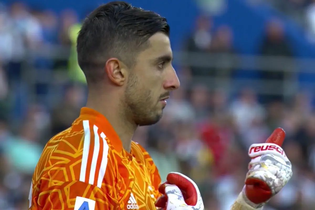 Mattia Perin concentrato durante una partita della Juventus