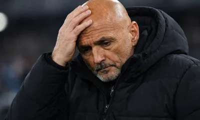 Spalletti, allenatore della Juventus, preoccupato con la mano sulla testa