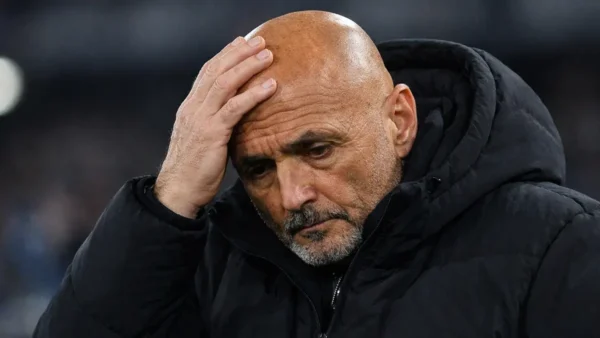 Spalletti, allenatore della Juventus, preoccupato con la mano sulla testa