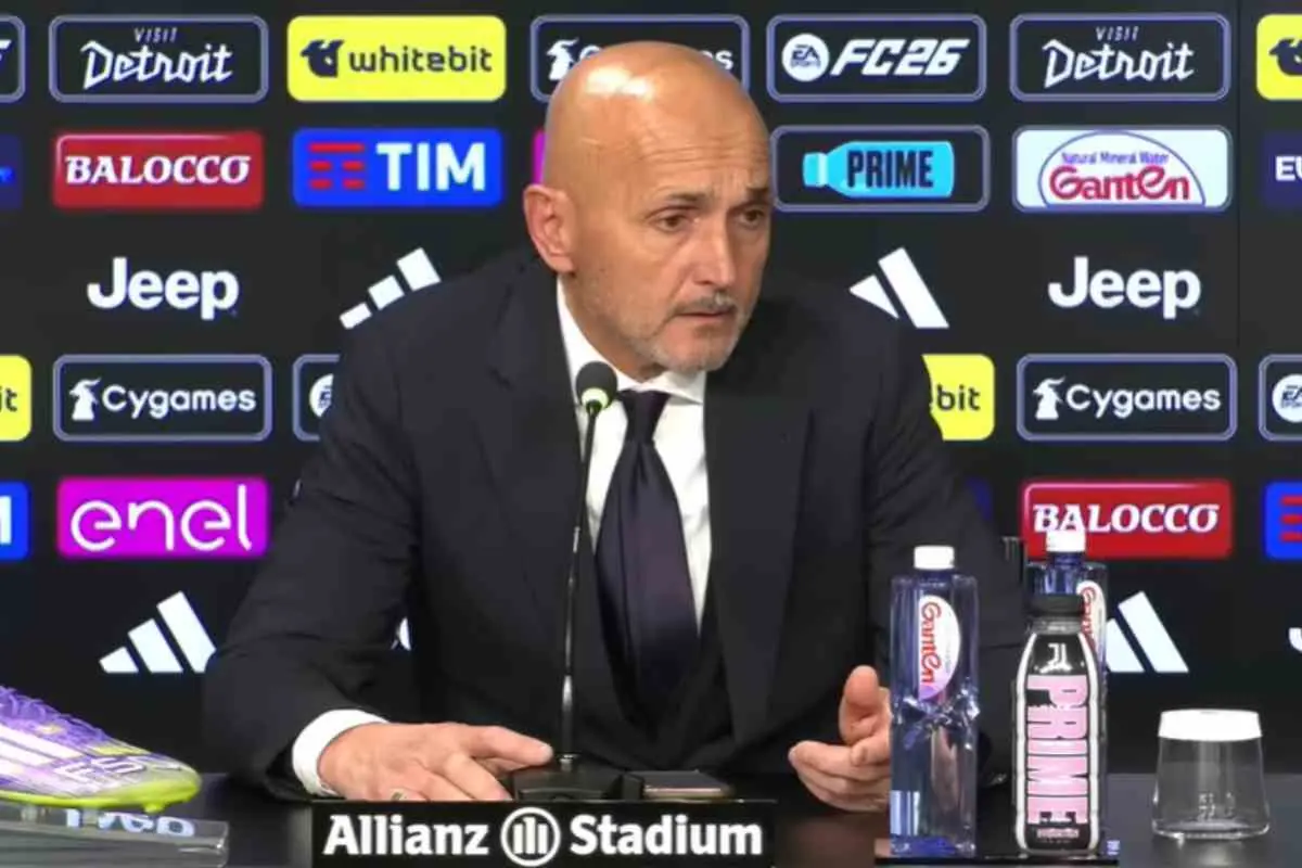 Spalletti, allenatore della Juventus, mentre parla in conferenza stampa
