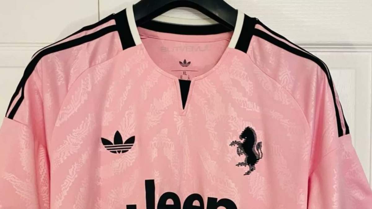 Spoilerata la maglia da trasferta 2026/2027 della Juve: ecco tutti i dettagli del kit bianconero – FOTO Spoilerata la maglia da trasferta 2026/2027 della Juve: ecco tutti i dettagli del kit bianconero – FOTO