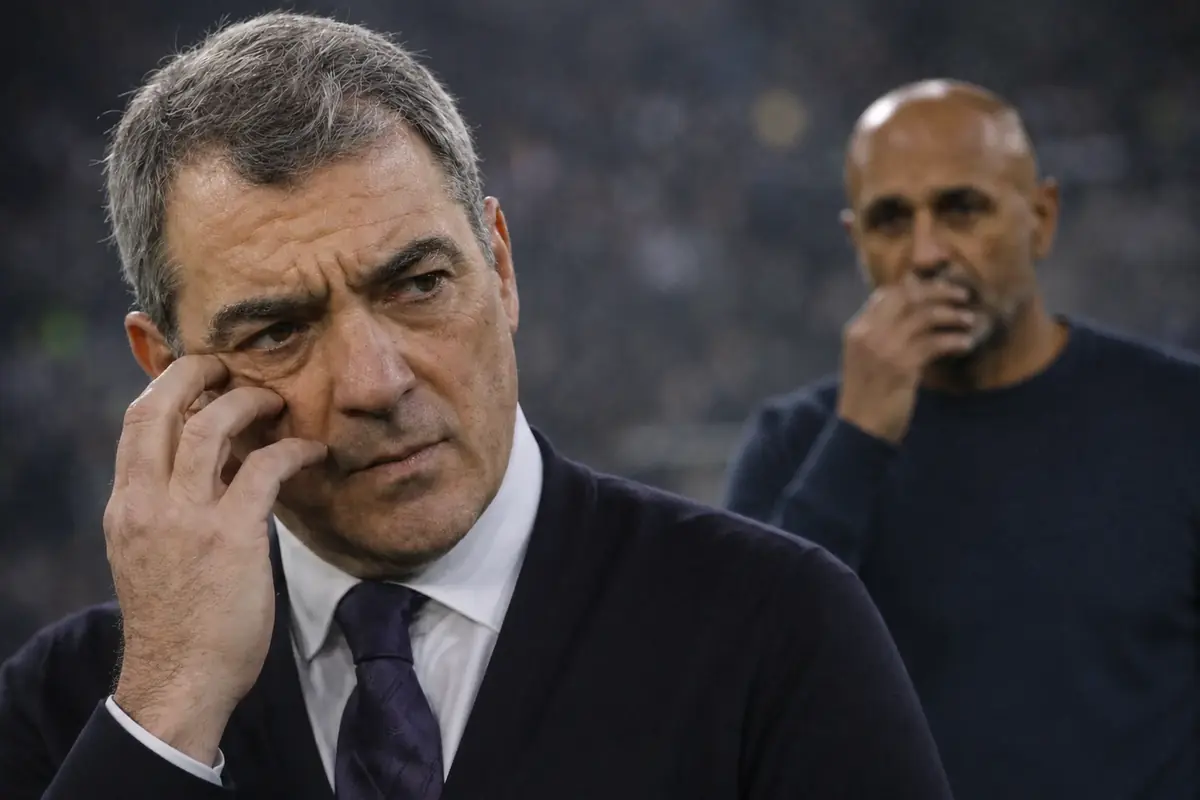 Comolli e Spalletti con facce preoccupate, immagine creata con AI