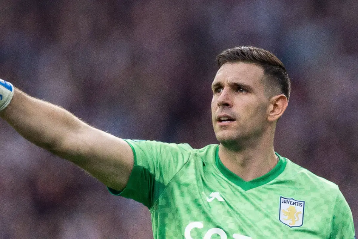 Dibu Martinez, portiere accostato alla Juve, con la maglia dell'Aston Villa
