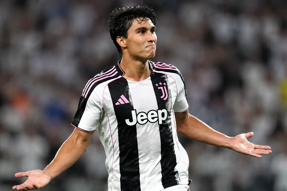 Gonzalo Garcia esulta con la maglia della Juventus, immagine creata con AI