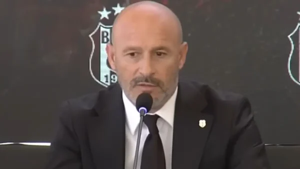 Vincenzo Italiano durante la conferenza stampa di presentazione come nuovo allenatore del Besiktas