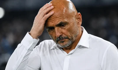 Spalletti, allenatore della Juve, con lo sguardo preoccupato e la mano sulla testa