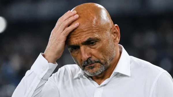 Spalletti, allenatore della Juve, con lo sguardo preoccupato e la mano sulla testa