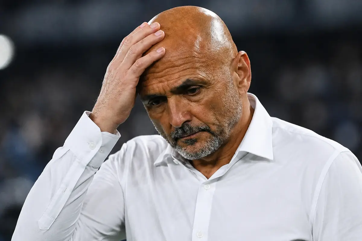 Spalletti, allenatore della Juve, con lo sguardo preoccupato e la mano sulla testa