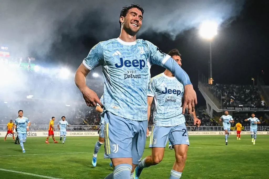 Vlahovic esulta a Lecce