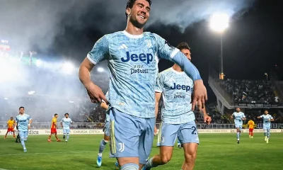Vlahovic esulta a Lecce