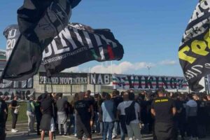 Juventus, la protesta della Curva Sud. Raduno all’Allianz Stadium e sciopero del tifo contro la Lazio: «Ma non vi fate schifo?!» – VIDEO